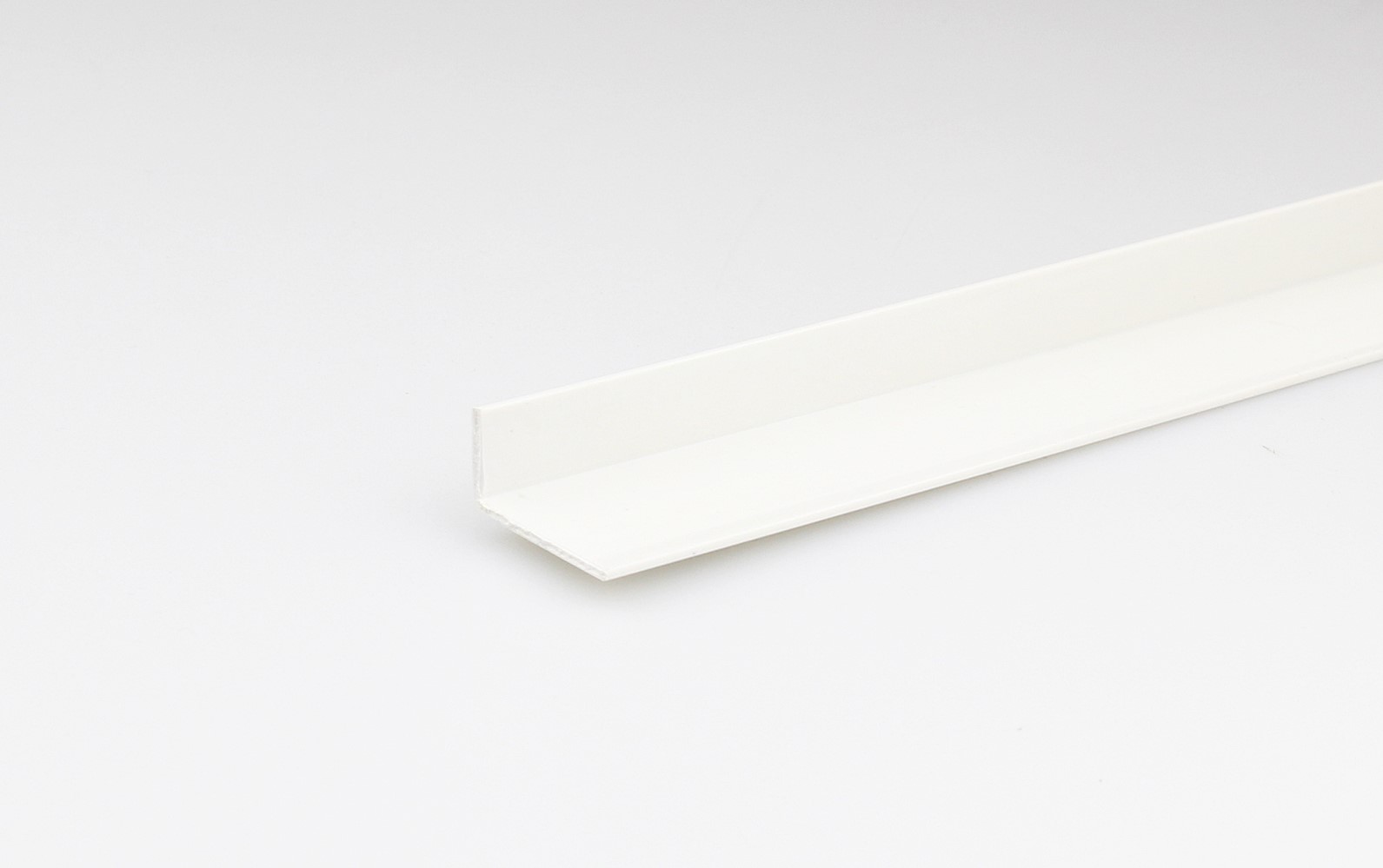 Cornière irr.blanc pvc mm.25x20x1