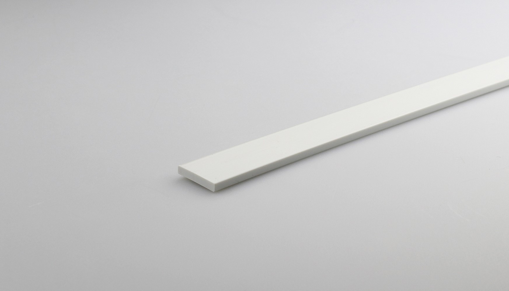 Plat blanc pvc rigide mm.13x2.5