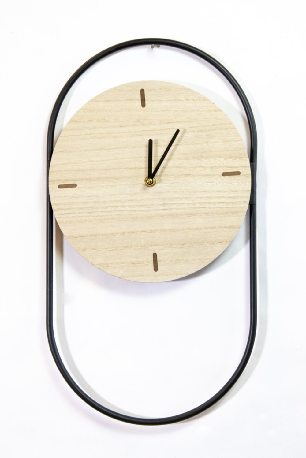 Horloge Brody naturel et métal noir 25x46cm