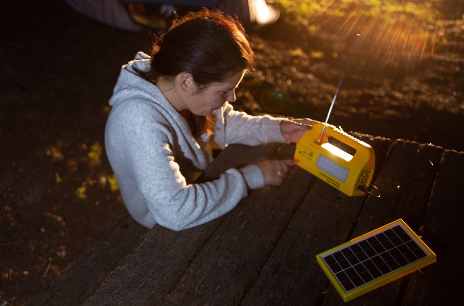 Kit d'éclairage solaire avec fonction radio